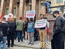 На акции протеста возле здания МГУ задержали 26 человек