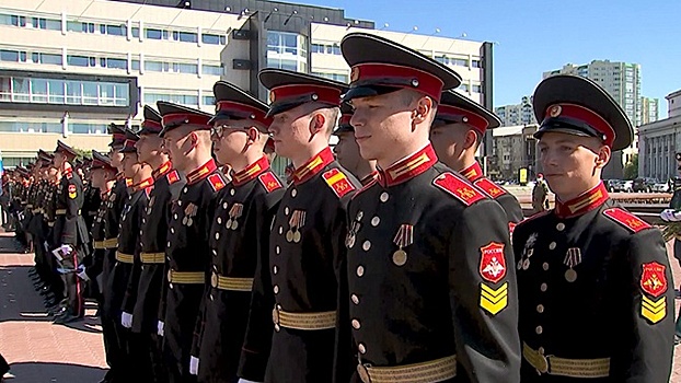 В центре Екатеринбурга прошла церемония выпуска воспитанников суворовского военного училища