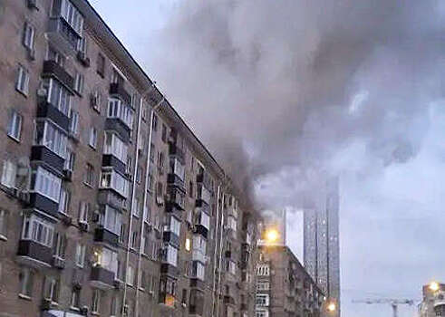 Медики оказывают помощь пострадавшим при пожаре в центре Москвы