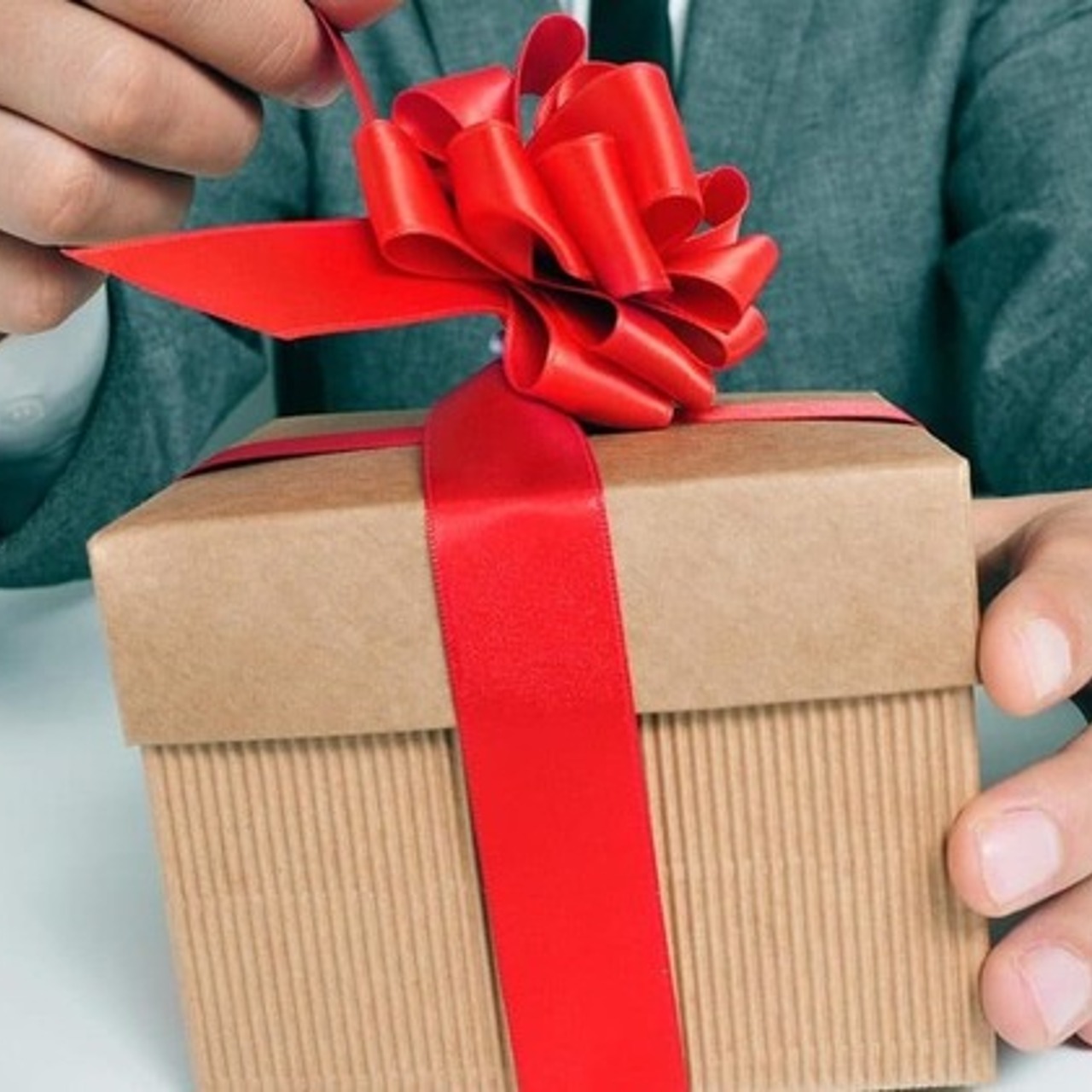 Подарочные боксы для женщин. Подарок. Подарки которые можно дарить. Скромный подарок. Маленький подарок в руке.