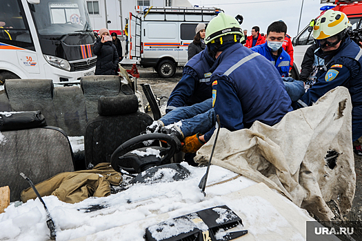 Land Cruiser влетел в грузовик на трассе в Свердловской области