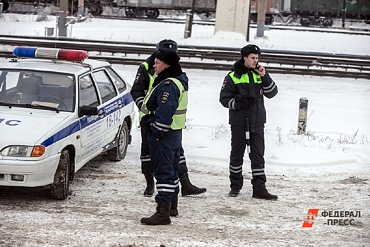 Бетонный блок рухнул с тягача и расплющил легковой автомобиль в Петербурге