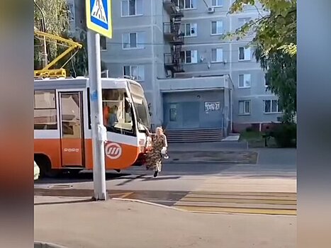 Пенсионерка-зацепер прервала движение трамвая в Ульяновске