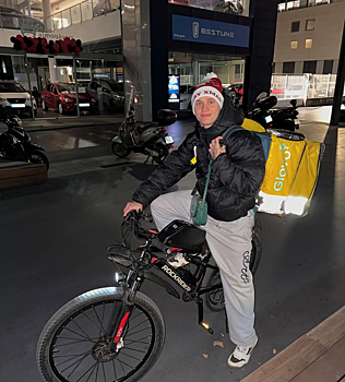 Даня Милохин удивил подписчиков кадрами с работы курьером в Барселоне