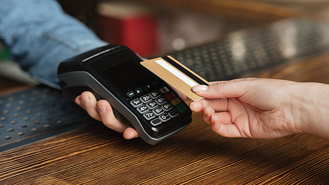 Россиян ждет резкий рост платы за банковские карты