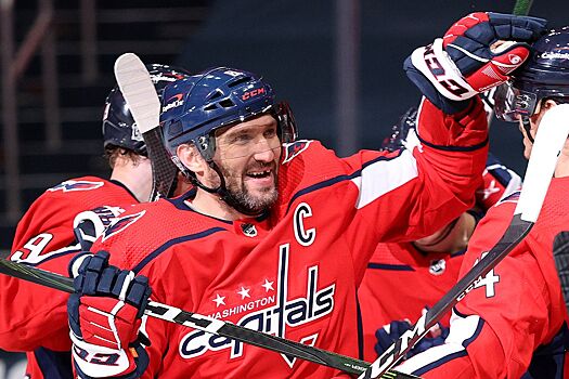 Фото: семья Овечкина смотрит матч, в котором Александр может побить рекорд Гретцки