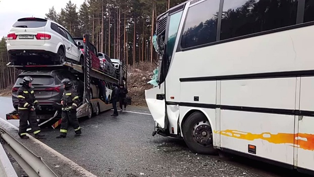 В Челябинской области автобус с 51 ребенком столкнулся с автовозом