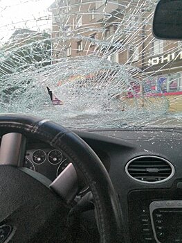 В Кирове неадекватный парень вырвал металлическую урну и швырнул ее в лобовое стекло легковушки