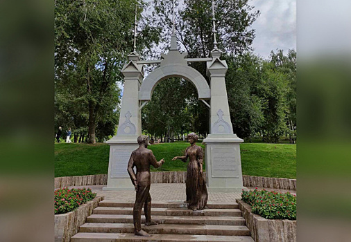 В Самаре 12 сентября 2021 года в Струковском саду открыли памятник вальсу "На сопках Маньчжурии"