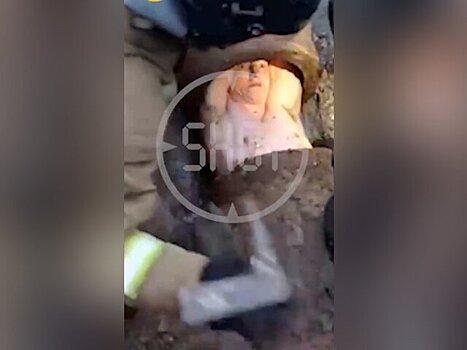 Полуголого мужчину достали из канализационной трубы у аэропорта Пулково