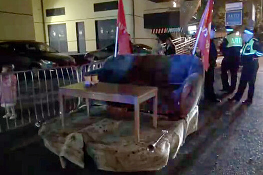 В Сочи полицейские остановили диван на колесах