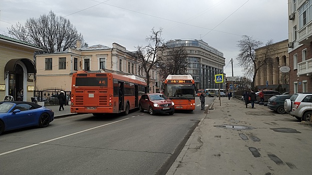 Иномарку зажало между двумя автобусами на улице Минина