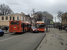 Иномарку зажало между двумя автобусами на улице Минина