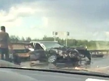 На югорской трассе легковушка залетела под фуру - погиб человек