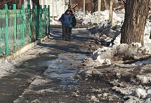 После вмешательства СМИ и прокуратуры у омской школы, где дети штурмовали лужу по забору, откачали воду