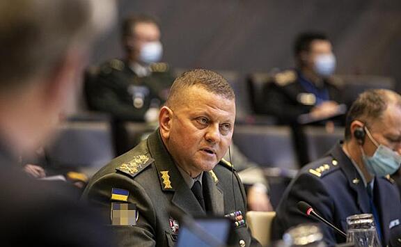 Запад считает, что Зеленского нужно срочно менять на генерала Залужного -  Рамблер/новости