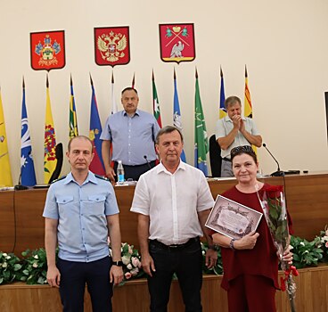 Глава района передал государственные награды участникам СВО и их родным