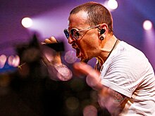 Linkin Park не будет выступать с голограммой умершего вокалиста