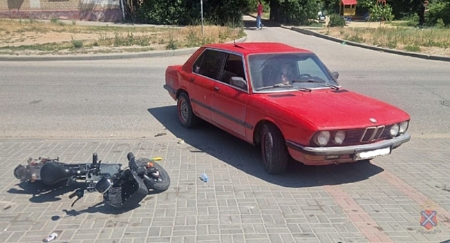 В Волгограде столкнулись иномарка и электровелосипед