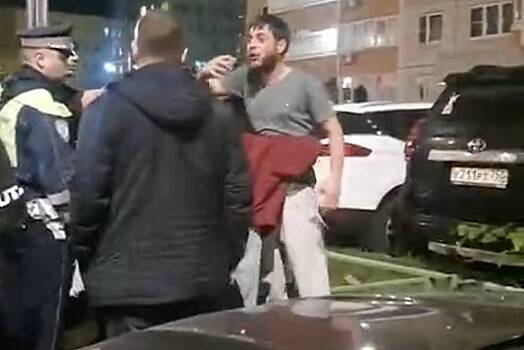 Под Москвой мигрант протаранил несколько машин во дворе и угрожал полицейским