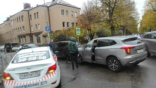 На пересечении Брамса и Репина столкнулись две машины, собирается пробка