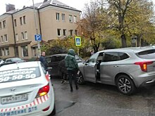 На пересечении Брамса и Репина столкнулись две машины, собирается пробка