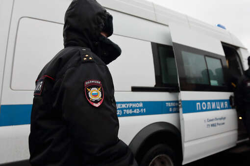 «78.ru»: в Петербурге буйный мужчина бросался на соседей с отверткой