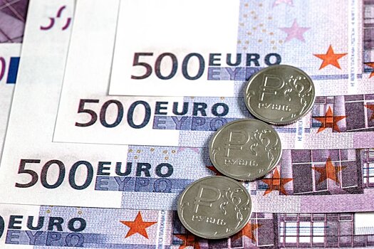 Август будет стабильным для рубля и критичным для евро