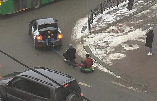 В Екатеринбурге юноши катались на «бублике», прицепившись к «Делимобилю»