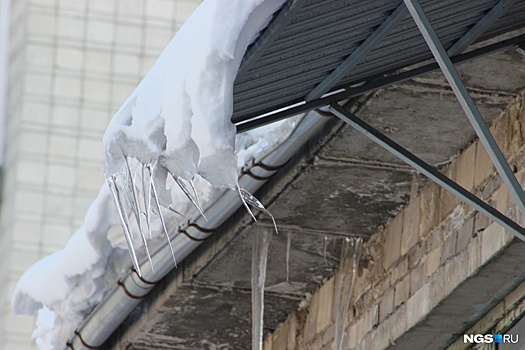 Следователи возбудили дело о падении льда с крыши дома на семилетнюю девочку