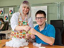 В столичных реабилитационных центрах помогают москвичам с инвалидностью реабилитироваться через творчество