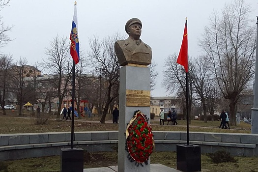 В Лисичанске восстановили снесенный украинскими нацистами памятник Ворошилову