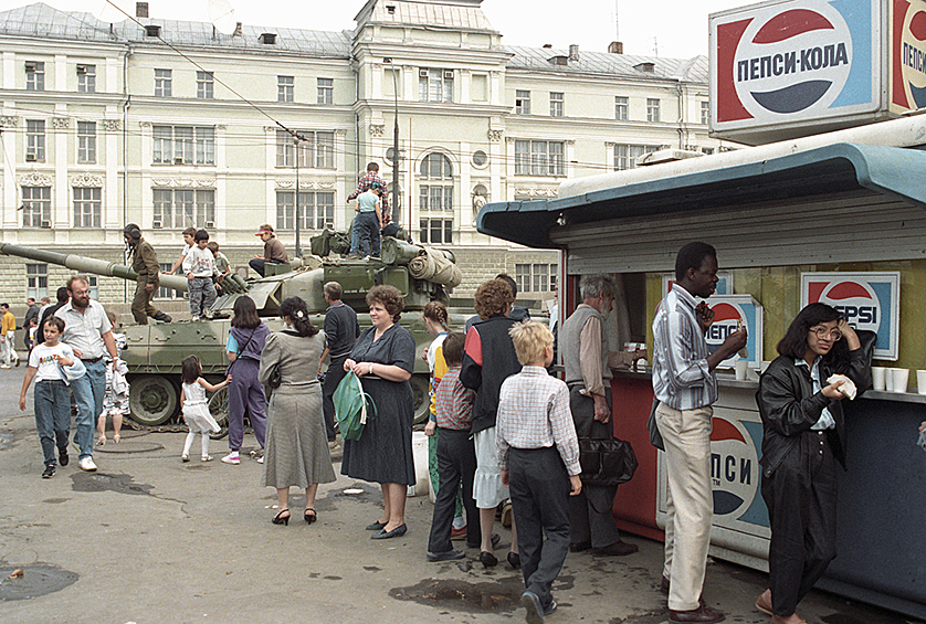 Танк, стоящий на одной из улиц Москвы во время августовского путча 1991 года