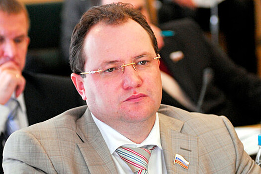 Экс-депутата от КПРФ Агеева заподозрили в хранении оружия и мошенничестве