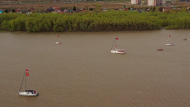 Колонна яхт вышла на водное шествие «Бессмертного полка» в Омске