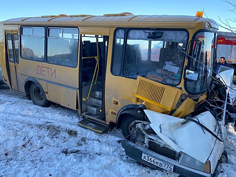 Два человека погибли в ДТП со школьным автобусом в Челябинской области (ВИДЕО)