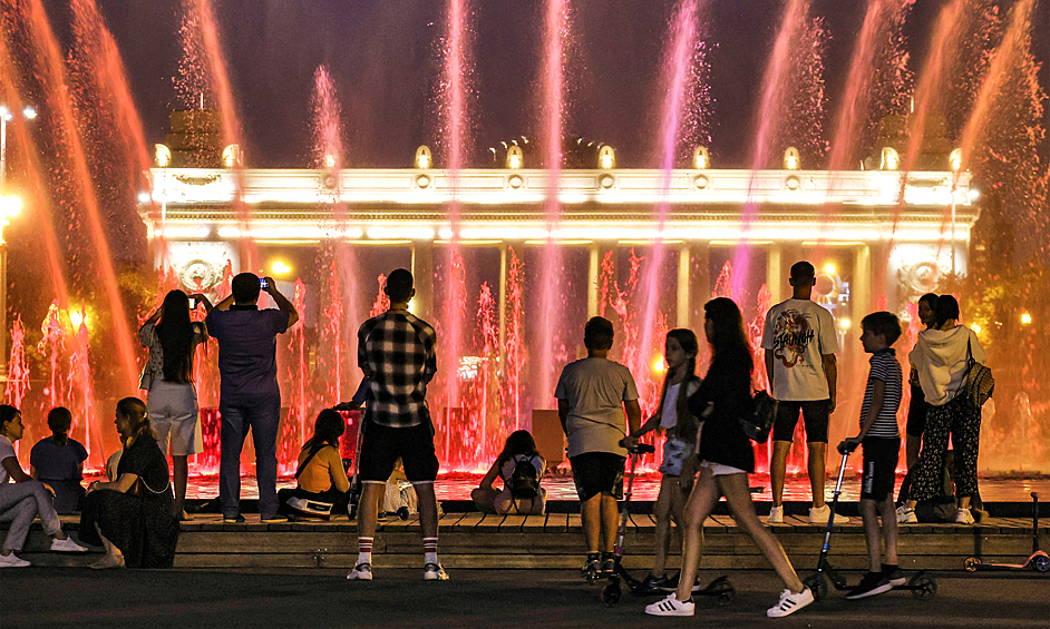 Горожане во время прогулки в Центральном парке культуры и отдыха имени М. Горькогo, 2022 год
