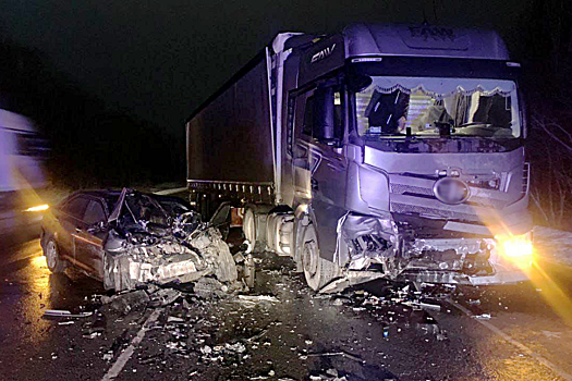 Под Ачинском водитель иномарки погиб в лобовом столкновении с грузовиком
