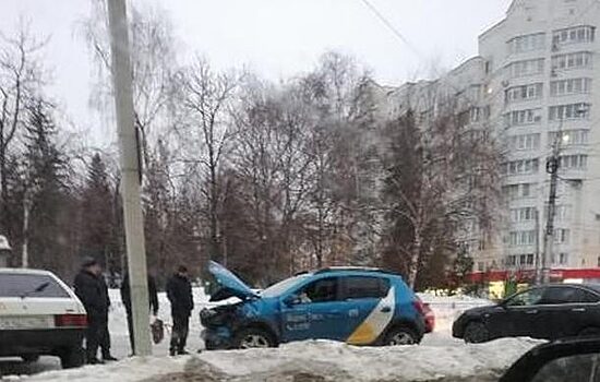 Участниками очередной аварии в Пензе стали фургон и автомобиль «Яндекс.Такси»