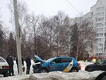 Участниками очередной аварии в Пензе стали фургон и автомобиль «Яндекс.Такси»