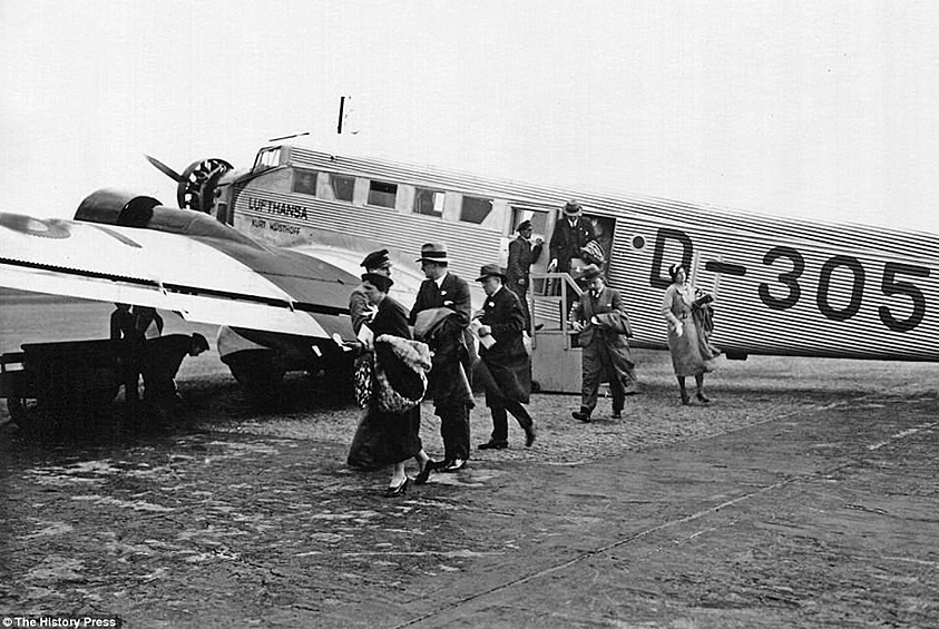 Junkers JU.52/3m — базовый самолет Lufthansa с начала его производства в 1932 году и до 1950-х. Отличительной чертой «Тетушки Ю», как прозвали самолет, был фюзеляж из гофрированного алюминия и трио звездообразных двигателей BMW 132. Салон вмещал всего 17 пассажиров, а на рейс из нацистского Берлина в фашистский Рим Junkers тратил целых восемь часов
