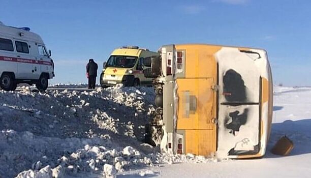 Школьный автобус перевернулся в Челябинской области