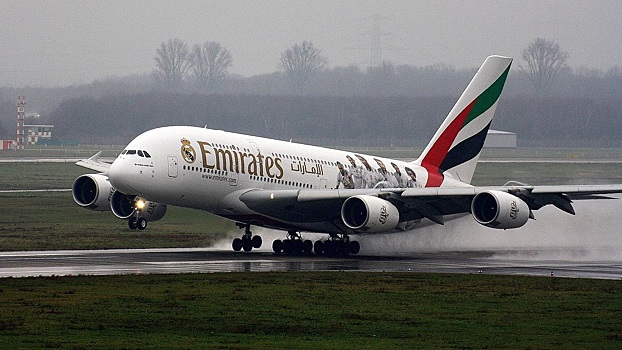 Emirates предупредила пассажиров о строгих проверках ручной клади