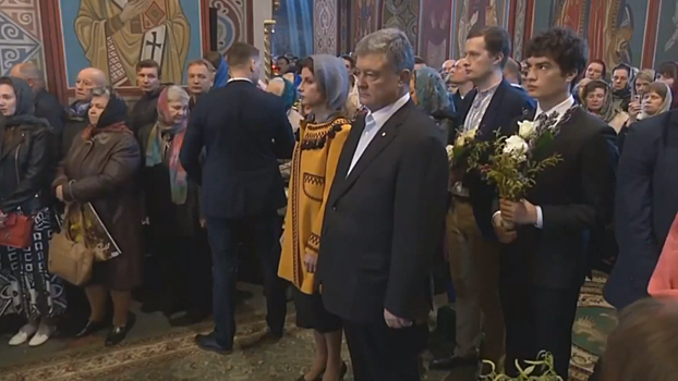 Порошенко перед голосованием посетил литургию в Михайловском соборе