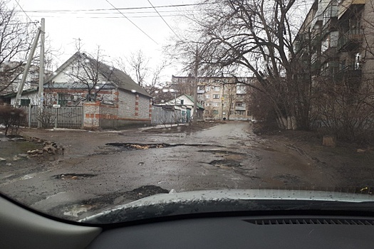 На рушащейся дороге в Дзержинском районе Волгограда появились новые провалы