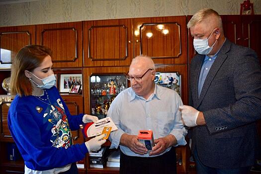 Депутат Мособлдумы Тарас Ефимов передал фронтовику из Железнодорожного мобильный телефон с безлимитной сим-картой