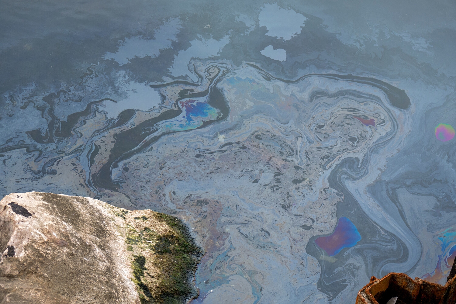 Нефтяное пятно после разлива в Черном море распалось на несколько частей