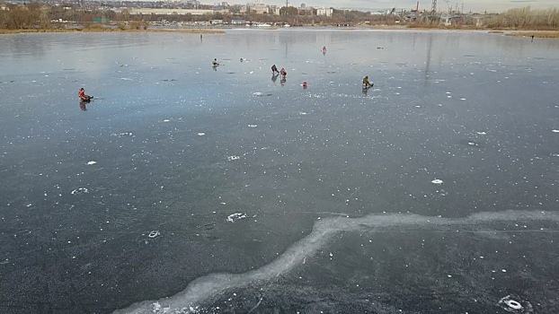 Вышли на лёд ловить щук и окуней: в Самаре любители зимней рыбалки открыли сезон