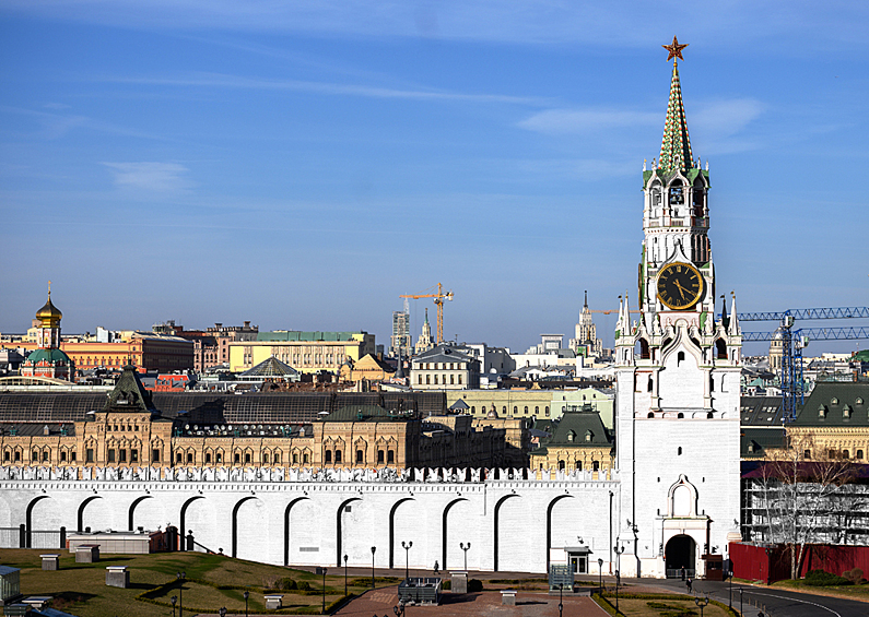 Долгое время Кремль был белым. Первые изображения белого Кремля появились в 1680-е.