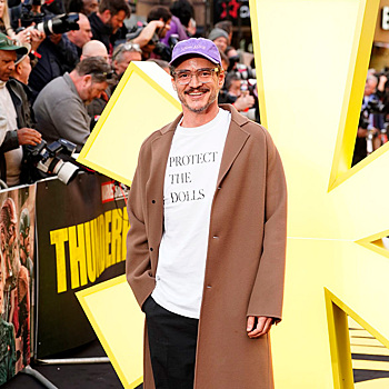 Педро Паскаль появился в расслабленном образе на премьере «Громовержцев»